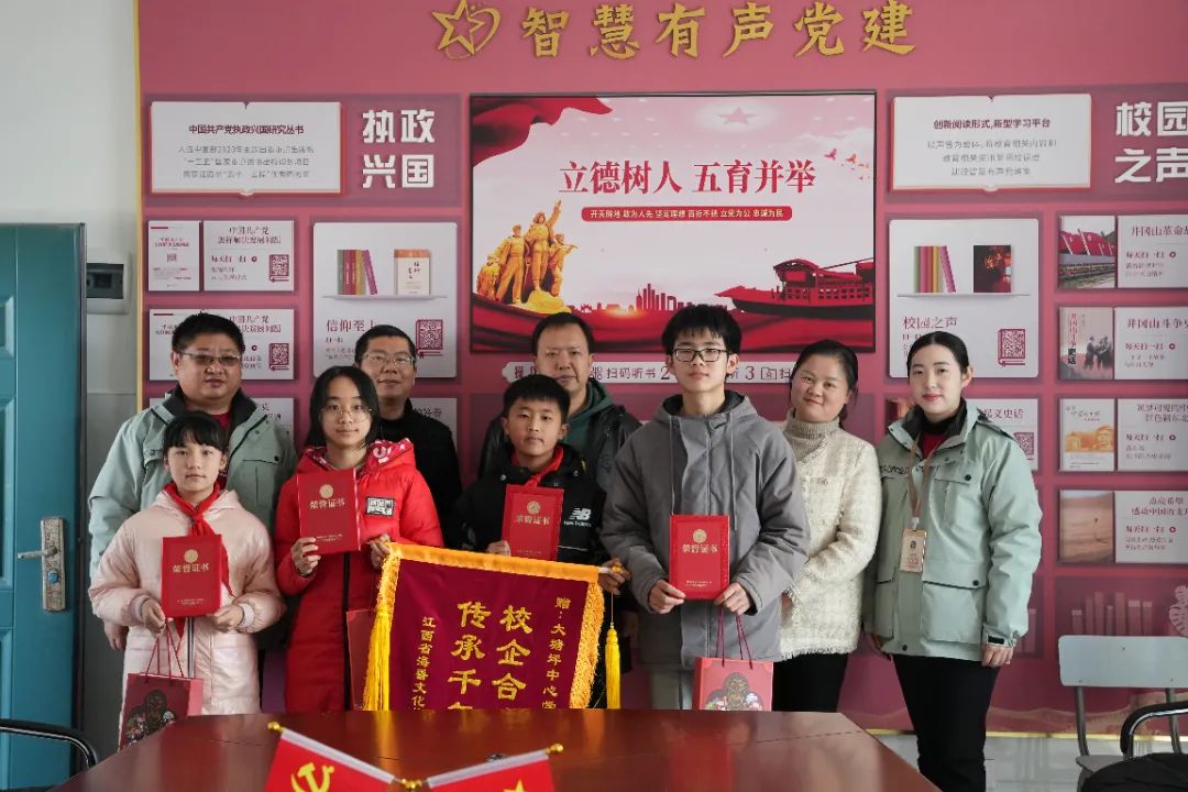 共谱校企合作新篇章，锦旗一面表衷肠